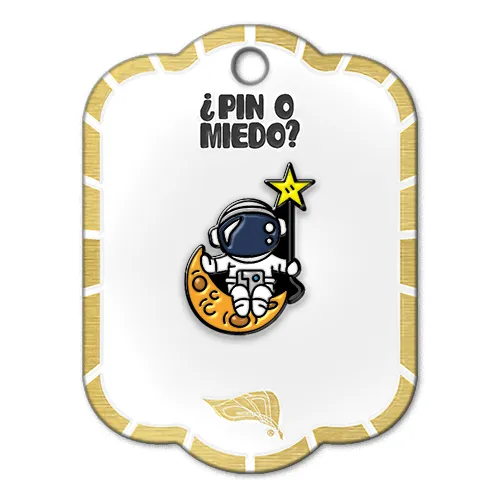 Pin metálico astronauta en luna